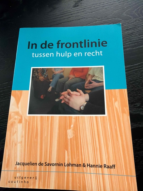 9789046901137-In-de-frontlinie-tussen-hulp-en-recht