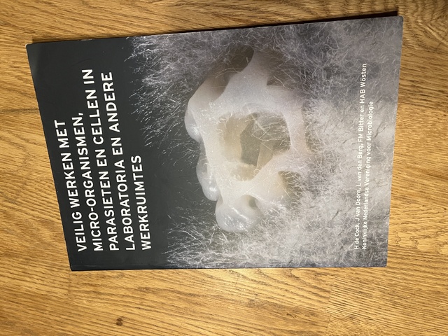 9789082510508-Veilig-werken-met-micro-organismen-parasieten-en-cellen-in-lab