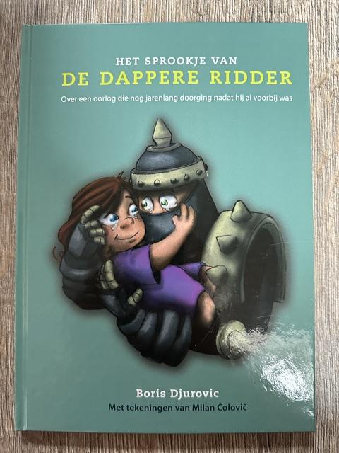 9789080974081-Het-Sprookje-Van-De-Dappere-Ridder-Over-Een-Oorlog-Die-Nog-Jarenlang-Doorging-Nadat-Hij-Al-Voorbij-Was