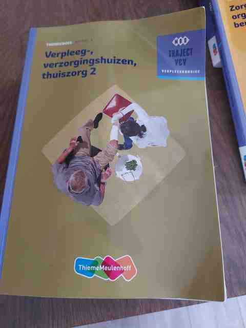 9789006910421-Verpleeg-Verzorgingshuizen-Thuiszorg-2--niveau-4-Theorieboek