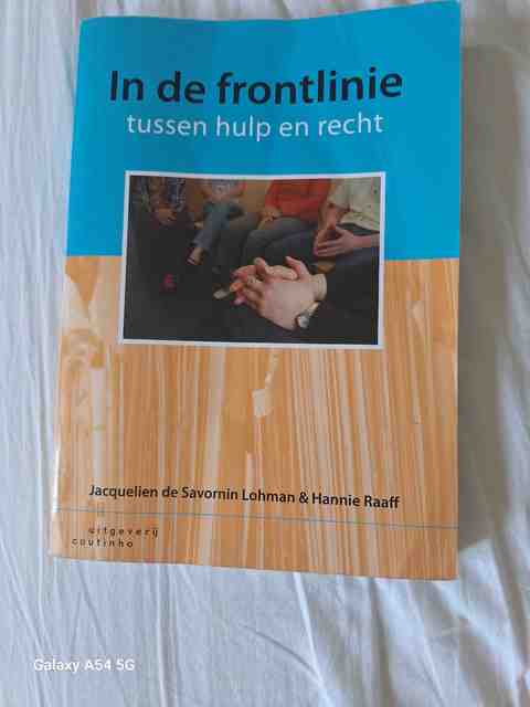 9789046901137-In-de-frontlinie-tussen-hulp-en-recht