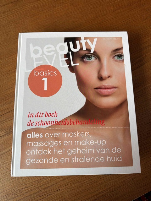 9789491277085-Beauty-Level-Basics-1-De-schoonheidsbehandeling