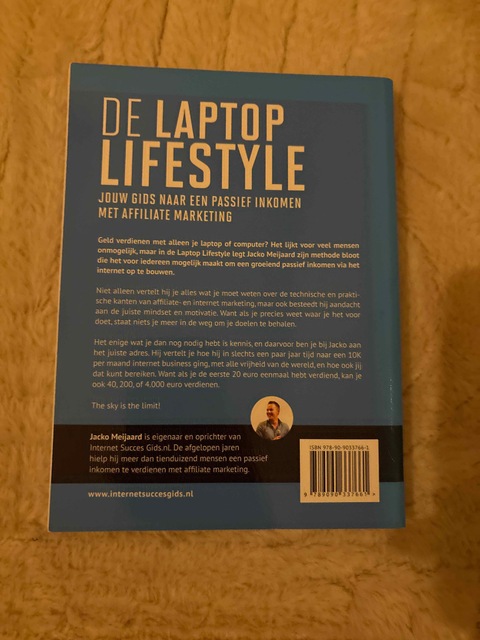 9789090337661-de-laptop-lifestyle