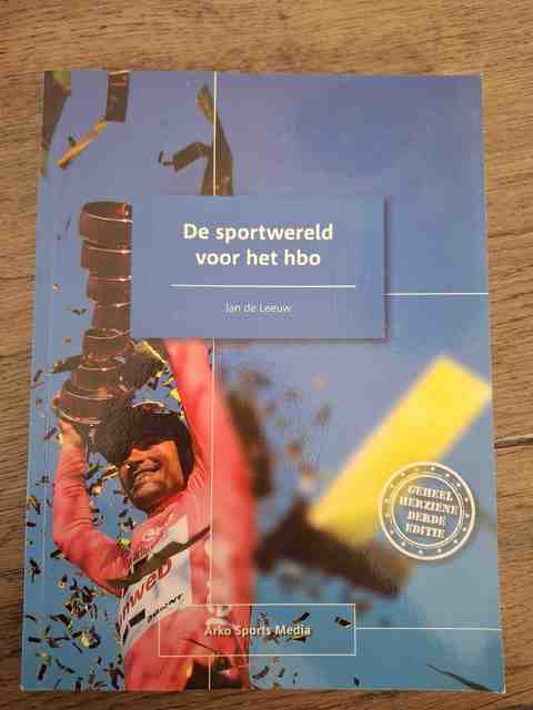 9789054724117-De-sportwereld-voor-het-hbo