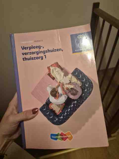 9789006910254-Verpleeg-verzorgingshuizen-thuiszorg-1-niveau-3-Theorieboek