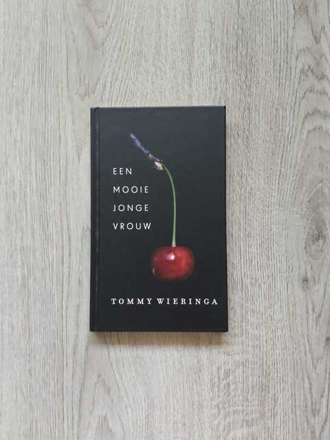 9789059652347-Een-mooie-jonge-vrouw-Boekenweekgeschenk-2014