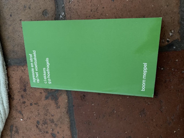 9789060090626-Agressie-en-straf-op-het-voetbalveld-