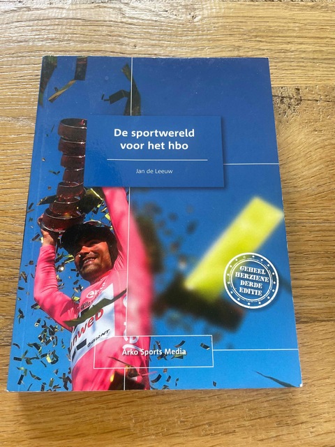 9789054724117-De-sportwereld-voor-het-hbo