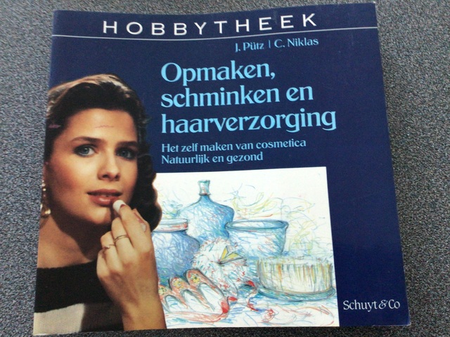 9789060972632-Opmaken-schminken-en-haarverzorging