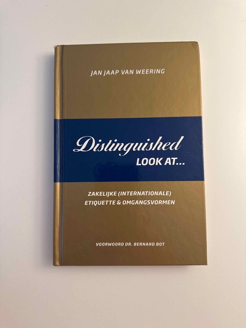 9789082017809-Distinguished-look-at