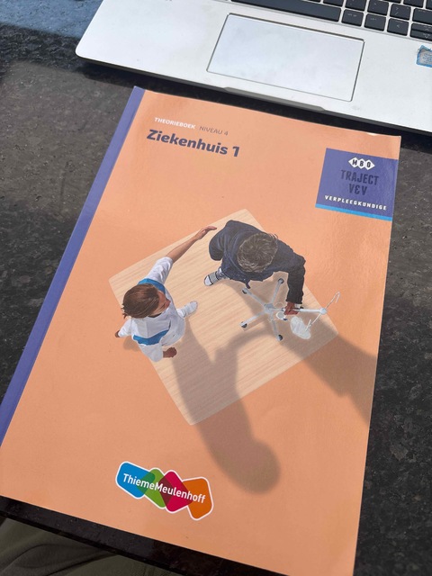 9789006910377-Ziekenhuis-1-niveau-4-Theorieboek