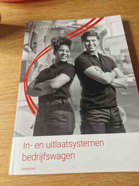 9789493302433-In-en-uitlaatsysteem-