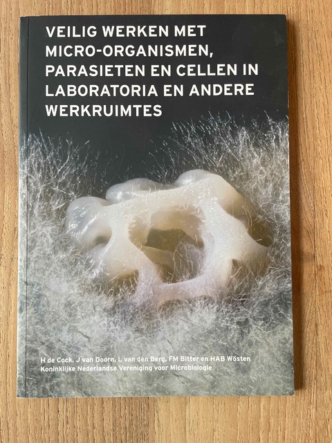 9789082510515-Veilig-werken-met-microorganismen-parasieten-en-cellen-in-lab