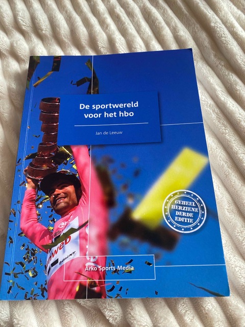 9789054724117-De-sportwereld-voor-het-hbo