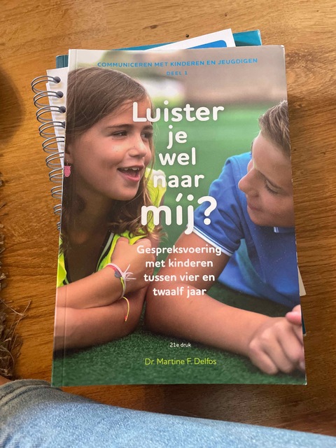 9789085600992-Luister-je-wel-naar-mij