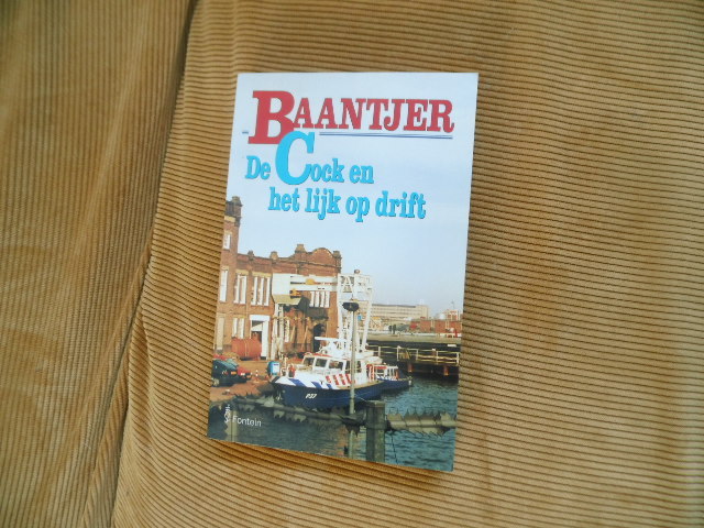 9789026109355-De-Cock-en-het-lijk-op-drift