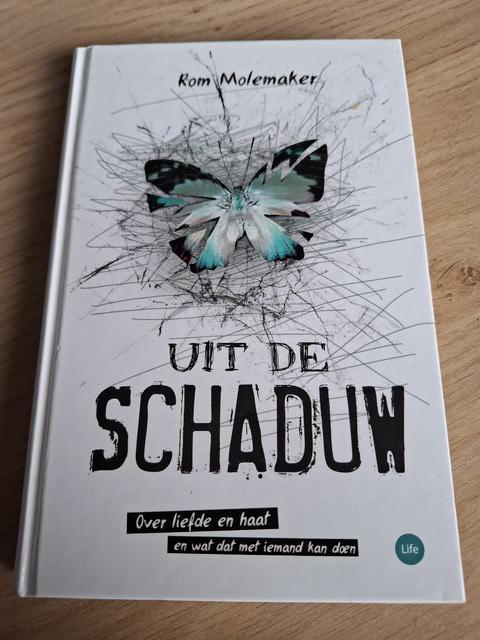 9789025112509-Uit-de-schaduw