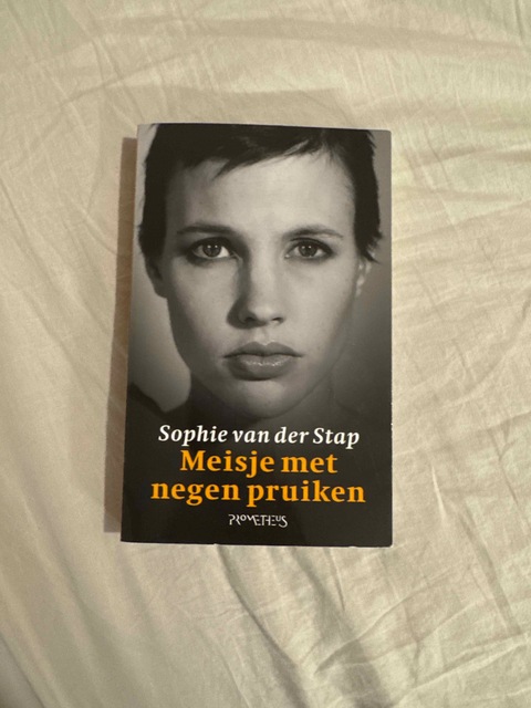 9789044641639-Meisje-met-negen-pruiken