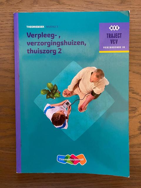 9789006910261-Verpleeg-verzorgingshuizen-thuiszorg-2-niveau-3-Theorieboek