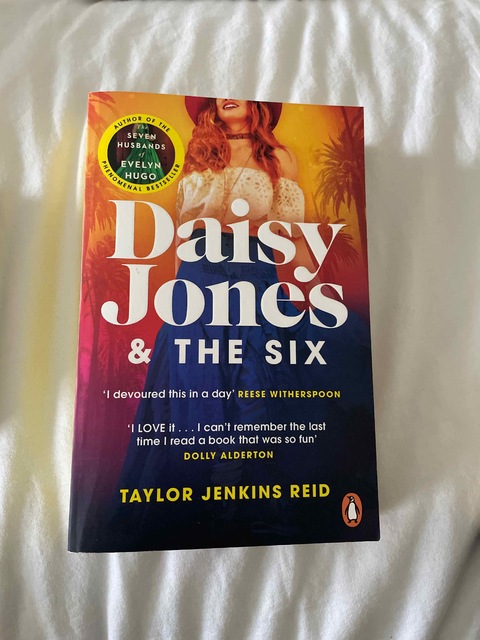9781787462144-Daisy-Jones-and-The-Six