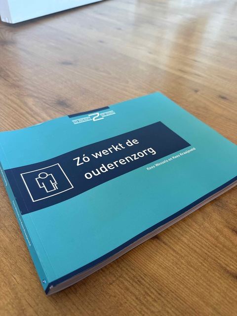 9789082686524-Zo-werkt-de-ouderenzorg