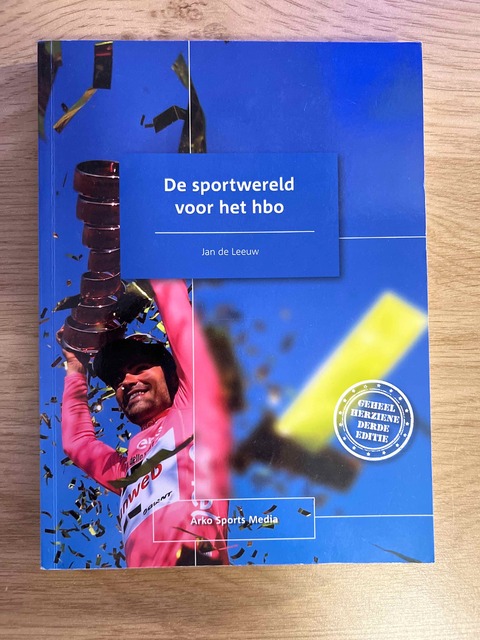 9789054724117-De-sportwereld-voor-het-hbo