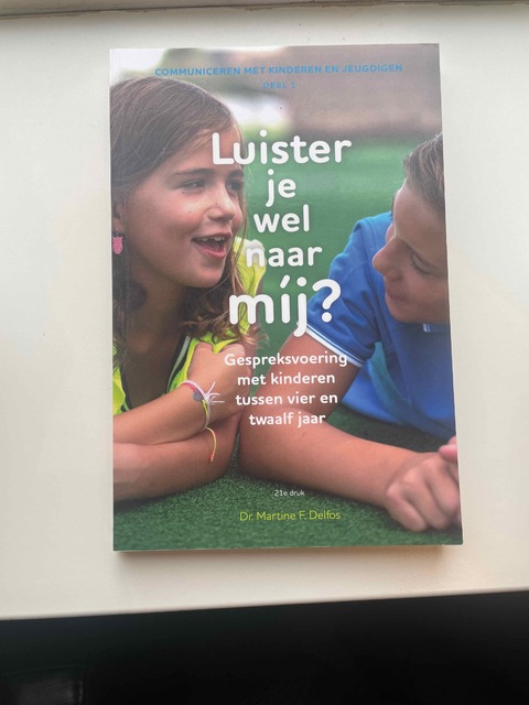 9789085600992-Luister-je-wel-naar-mij