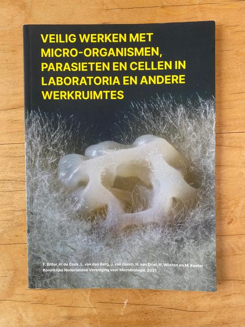 9789082510539-veilig-werken-met-micro-organismen-parasieten-en-cellen-in-laba