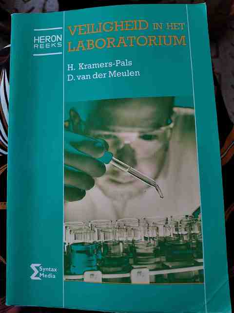 9789077423110-Veiligheid-in-het-laboratorium