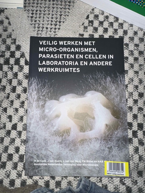 9789082510515-Veilig-werken-met-microorganismen-parasieten-en-cellen-in-lab