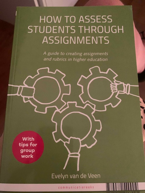 9789082549904-Hoe-maak-ik-een-toetsopdracht-How-to-asses-students-through-assignments