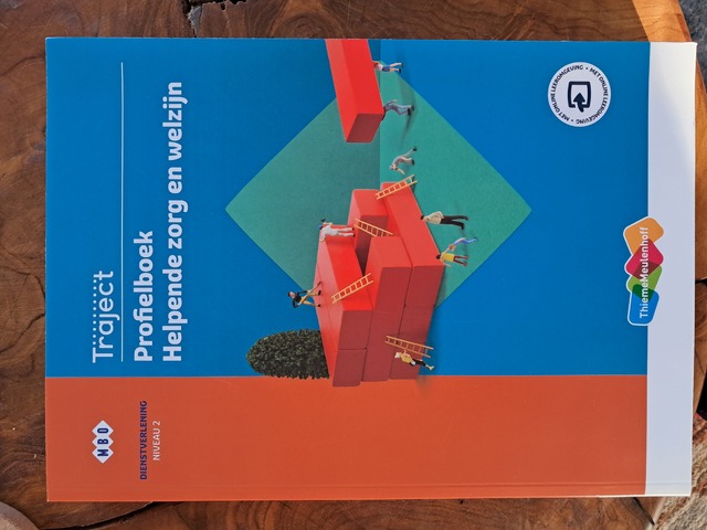 9789006284454-Traject-Dienstverlening-Profielboek-Helpende-zorg-en-welzijn-niv-2-met-online-2-jr-KD-2024