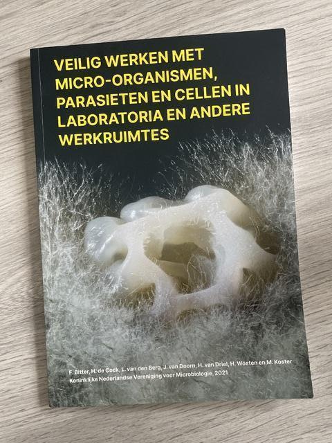 9789082510539-veilig-werken-met-micro-organismen-parasieten-en-cellen-in-laba
