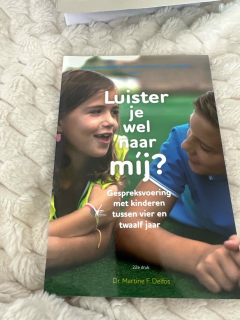 9789085600992-Luister-je-wel-naar-mij
