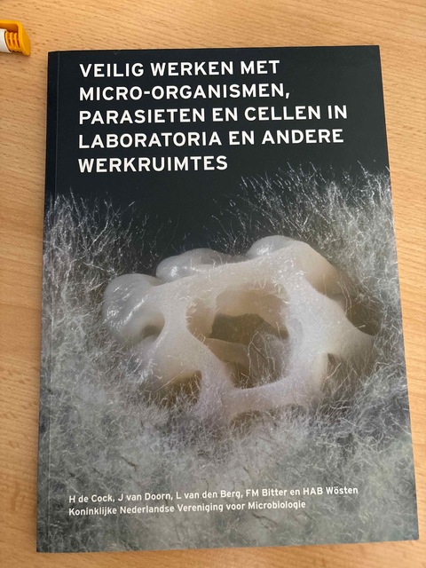 9789082510515-Veilig-werken-met-microorganismen-parasieten-en-cellen-in-lab