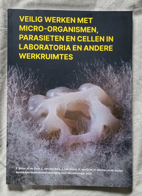 9789082510539-veilig-werken-met-micro-organismen-parasieten-en-cellen-in-laba