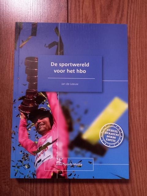 9789054724117-De-sportwereld-voor-het-hbo