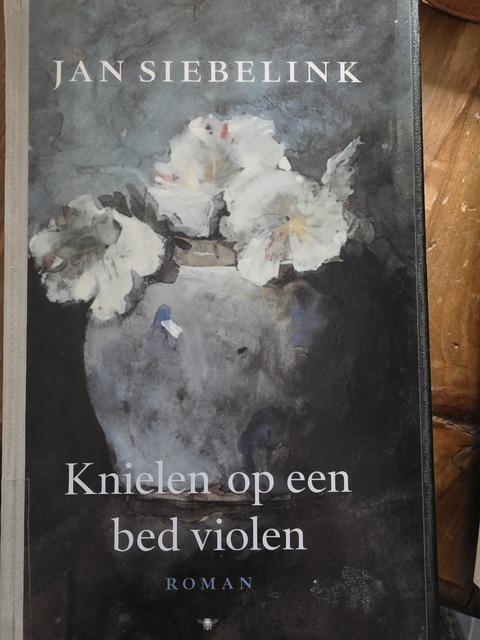 9789023416654-Knielen-op-een-bed-violen