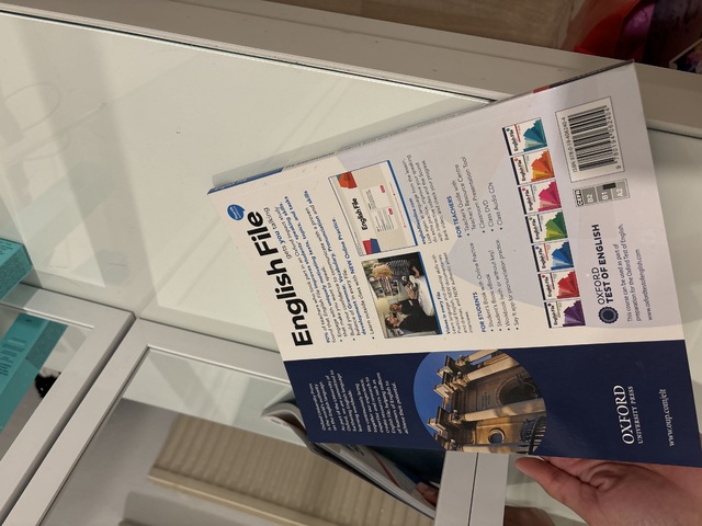 9780194062404-English-File--Pre-Intermediate-fourth-edition-Student%C3%A2%C2%80%C2%99s-Book-with-Online-Practice-and-e-book