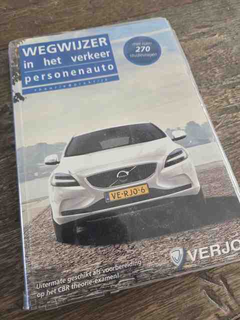 9789058623645-Theorieboek-Rijbewijs-B-Wegwijzer-in-het-verkeer-personenauto-inclusief-ruim-270-vragen-42e-druk-mei-2017