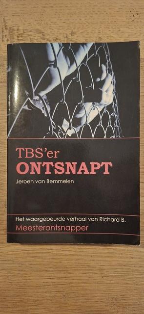 9789081211413-TBSer-ontsnapt