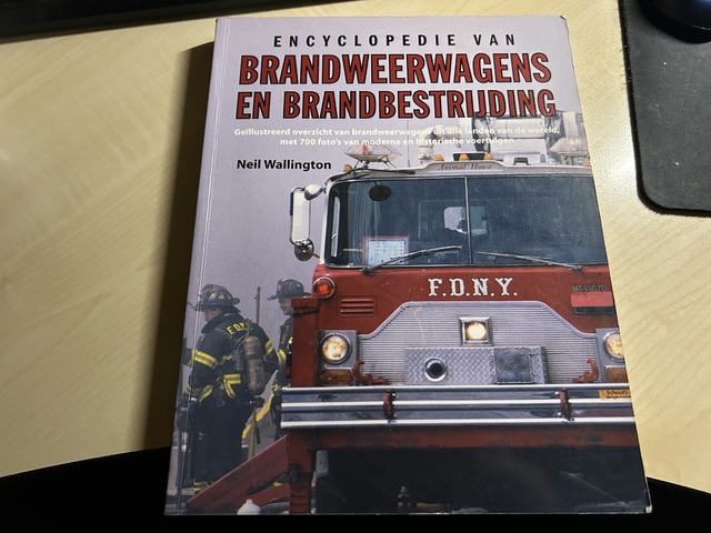 9789059209527-Encyclopedie-van-brandweerwagens-en-brandbestrijding