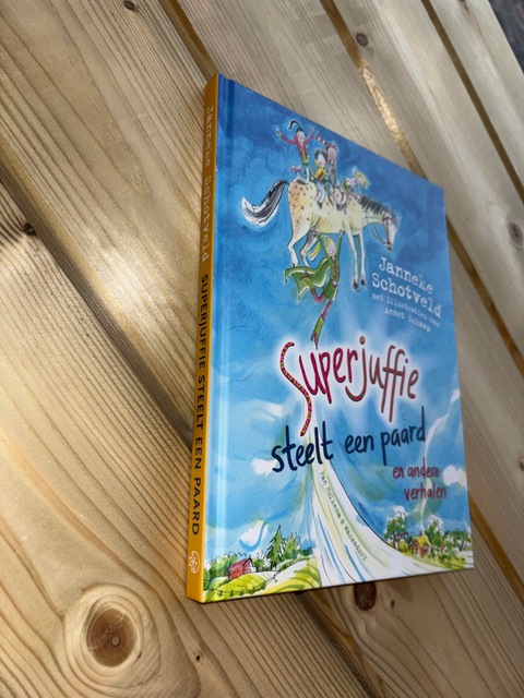 9789000401123-Superjuffie-steelt-een-paard-