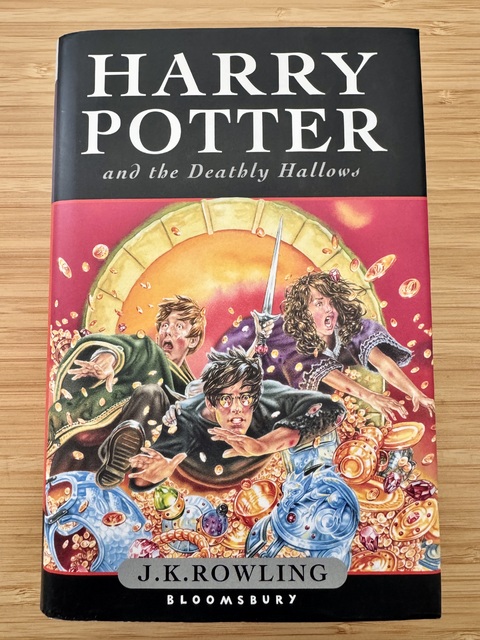 9780747591054-Harry-Potter-and-the-Deathly-Hallows-Childrens-Edition