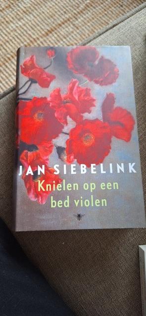 9789023456711-Knielen-op-een-bed-violen