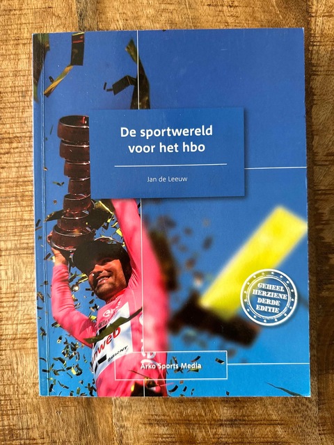 9789054724117-De-sportwereld-voor-het-hbo
