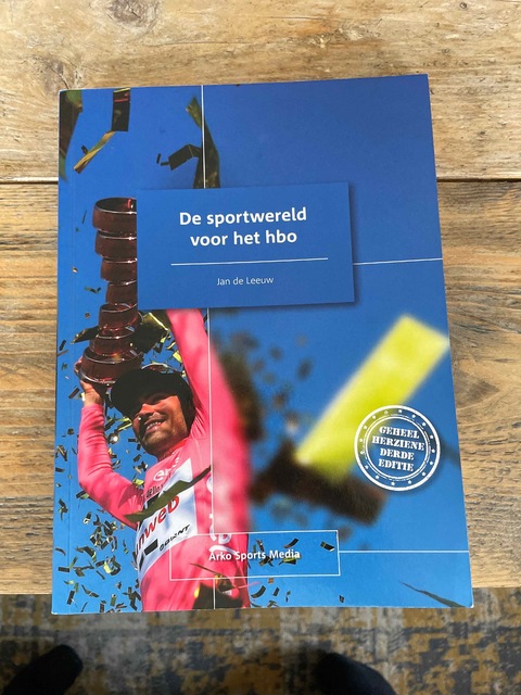 9789054724117-De-sportwereld-voor-het-hbo